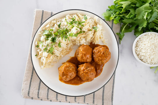 Albóndigas enchipotladas con arroz con fideo