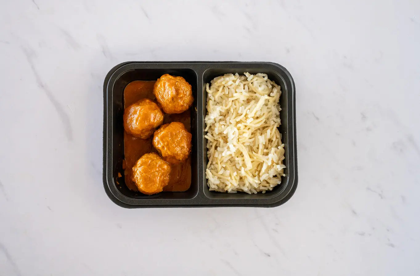 Albóndigas enchipotladas con arroz con fideo