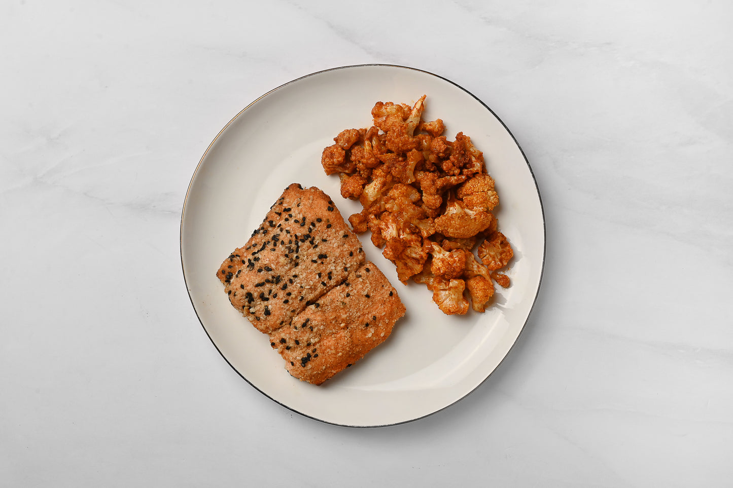 Salmón con costra de ajonjolí y coliflor rostizada