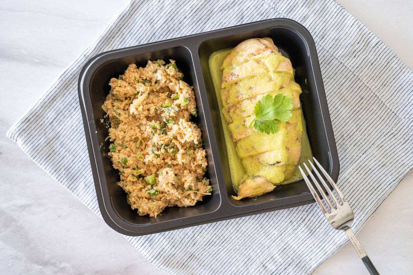 Pollo en salsa de cilantro con arroz de coliflor