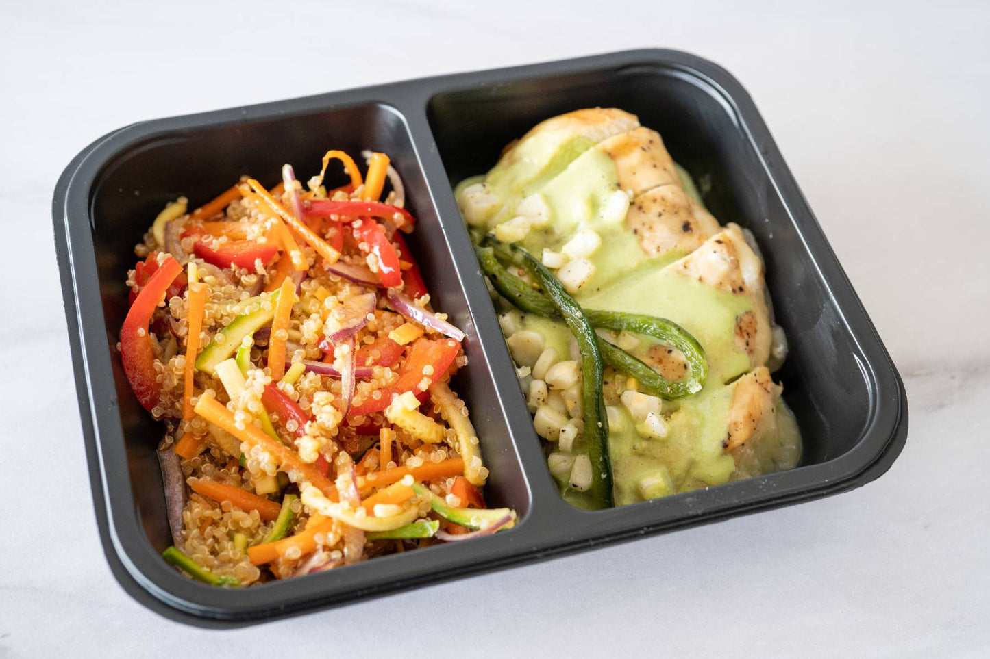 Pollo poblano con quinoa con verduras