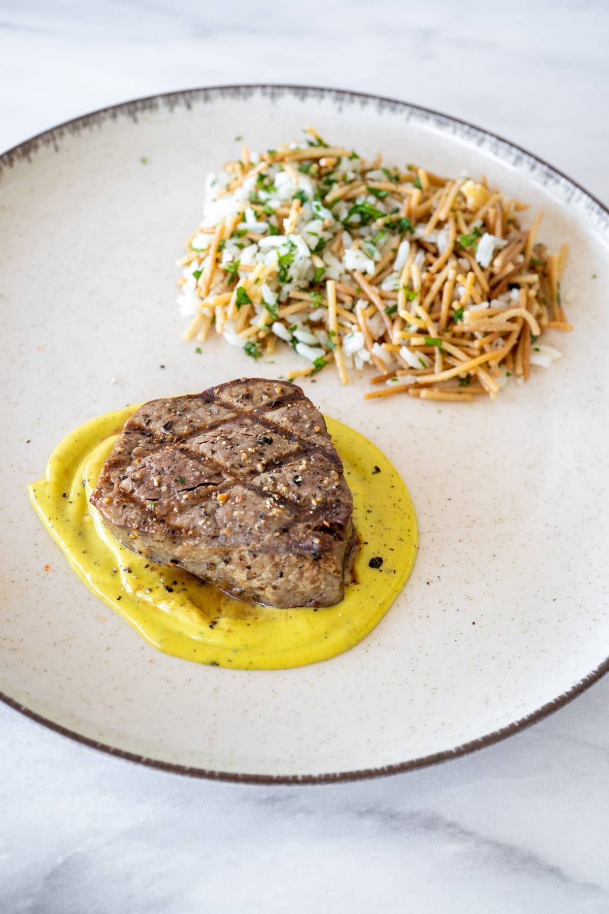 Filete de res en salsa de mostaza con arroz con fideo