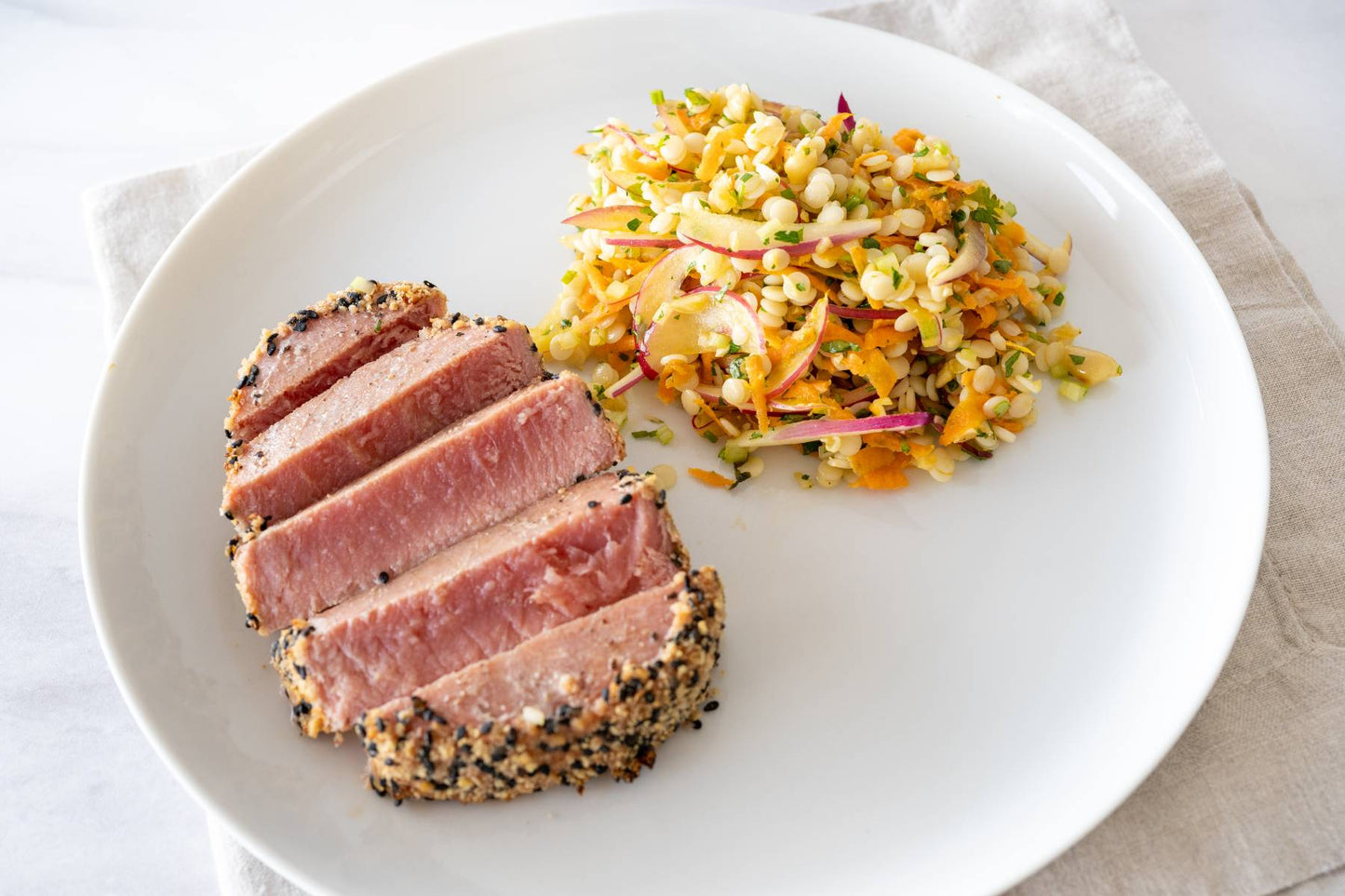 Atún en costra de chipotle con ensalada de pasta con verduras y nuez