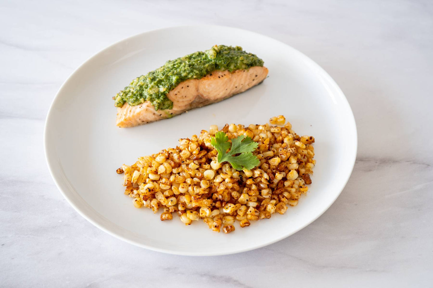 Salmón con kale y elote tatemado