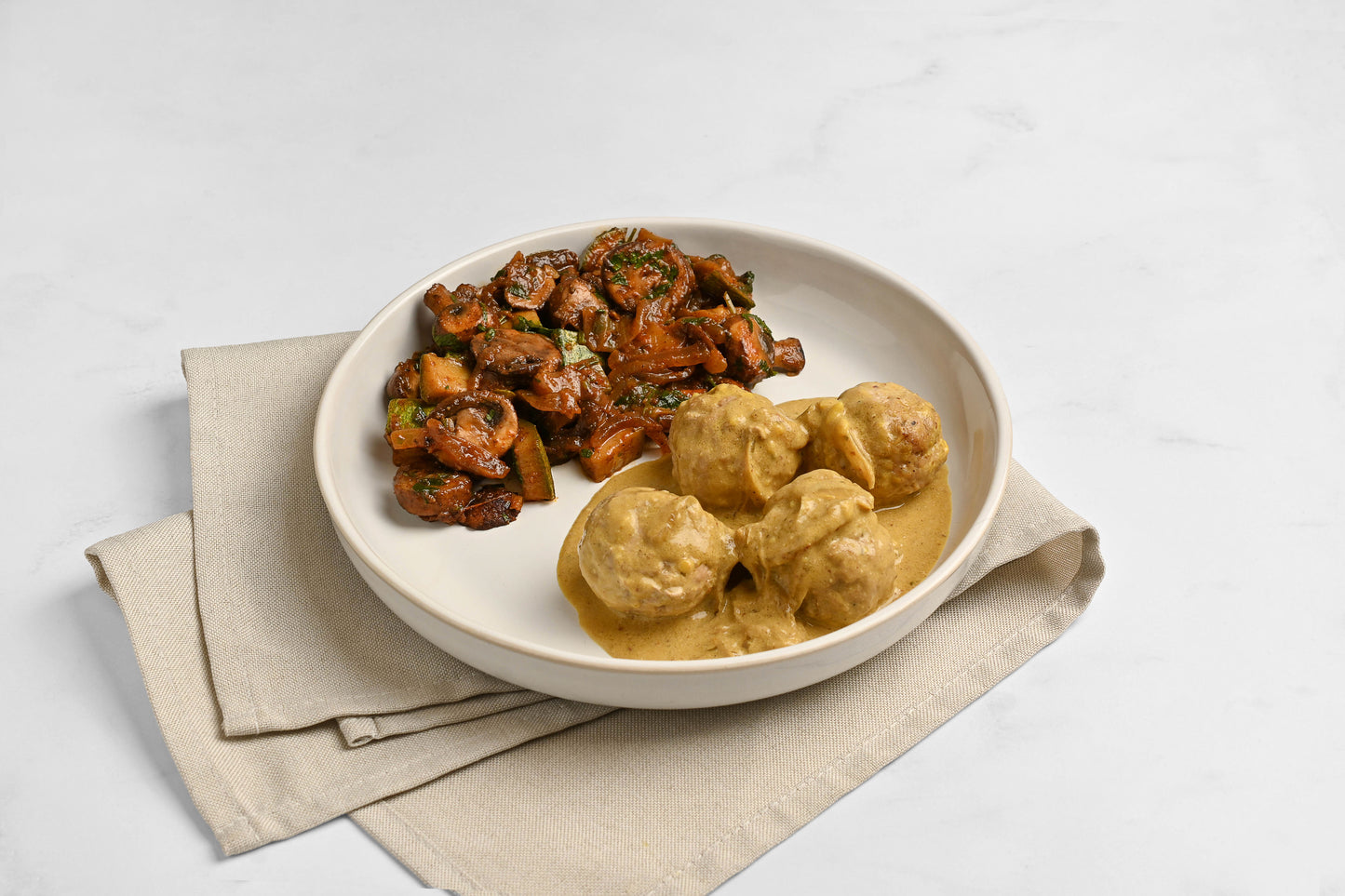 Albóndigas suecas con champiñones salteados