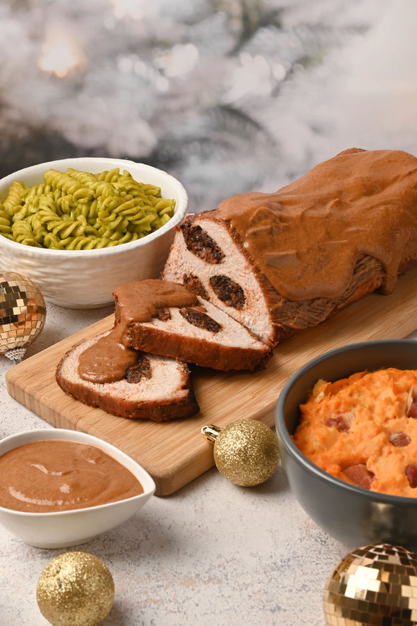 Lomo en salsa de ciruela, gravy de ciruela, puré de papa y camote y fussili poblano