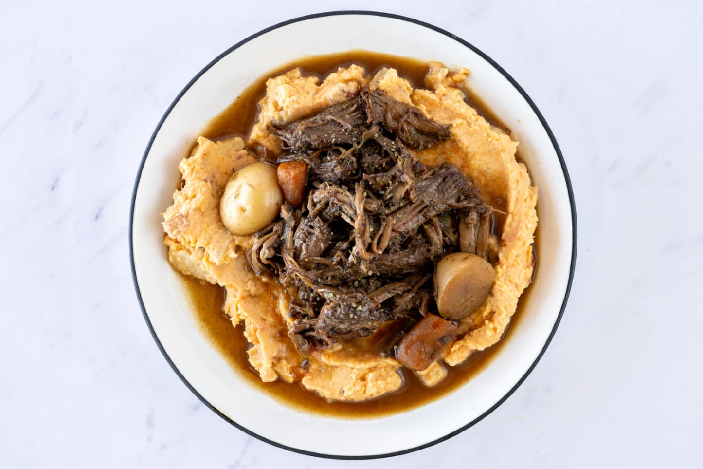 Estofado de res con puré de papa y camote