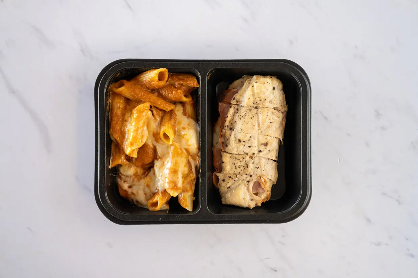 Pechuga al grill rellena de pimientos con pasta arrabiata