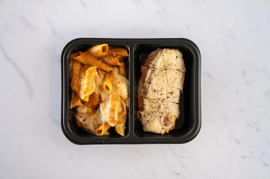 Pechuga al grill rellena de pimientos con pasta arrabiata