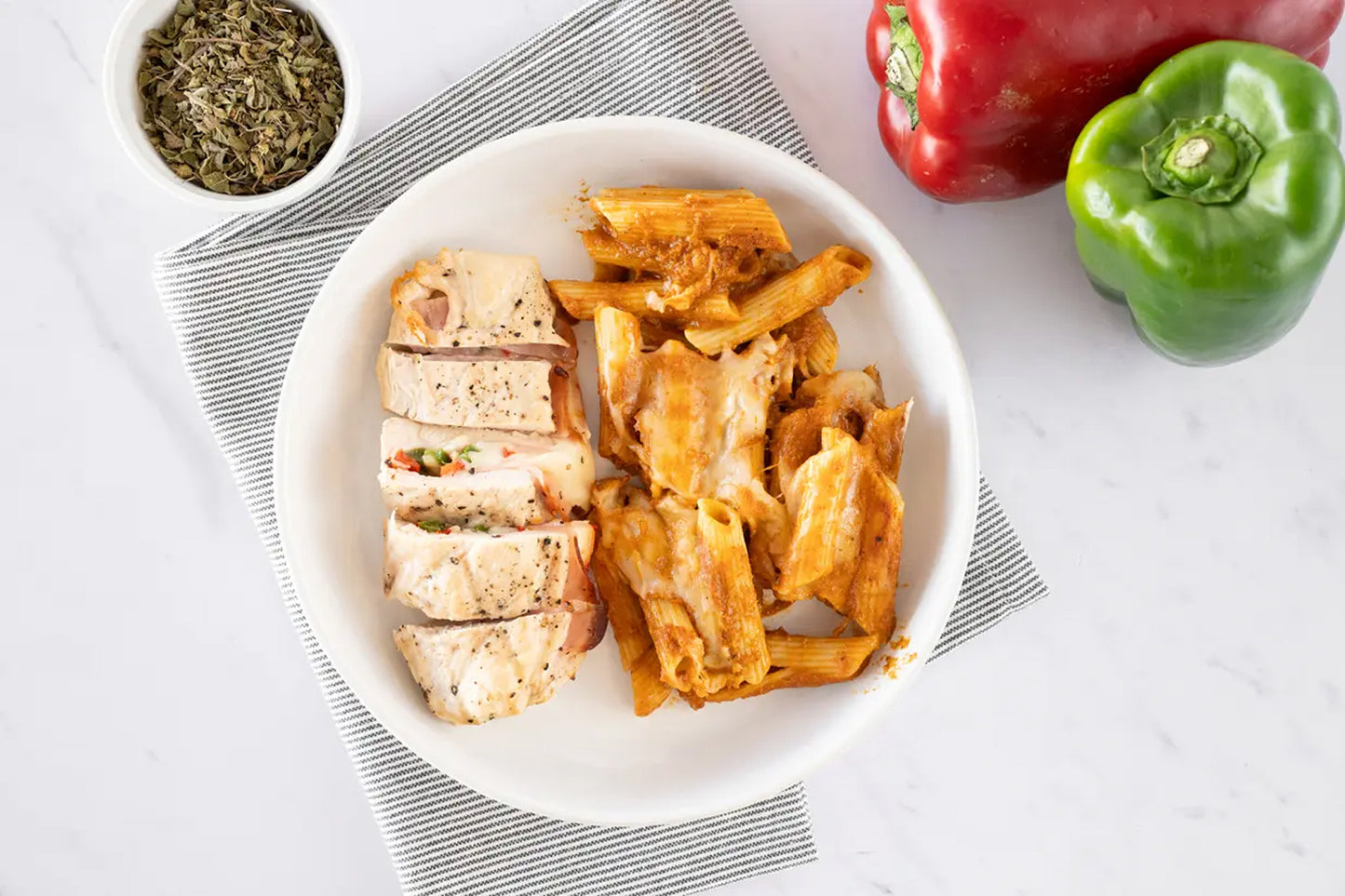 Pechuga al grill rellena de pimientos con pasta arrabiata