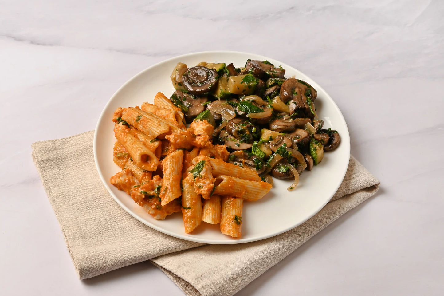 Pasta con pollo en salsa pomodoro