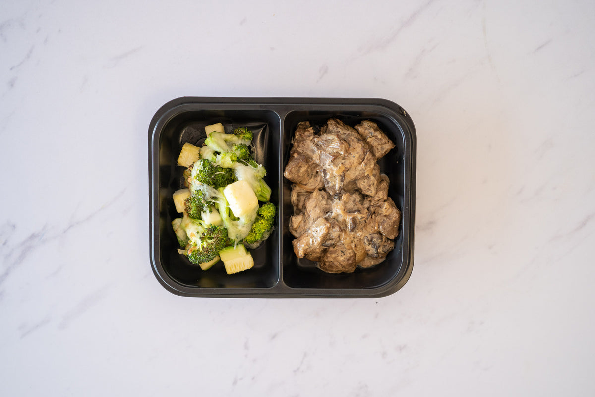 Puntas de res stroganoff con verdes gratinados