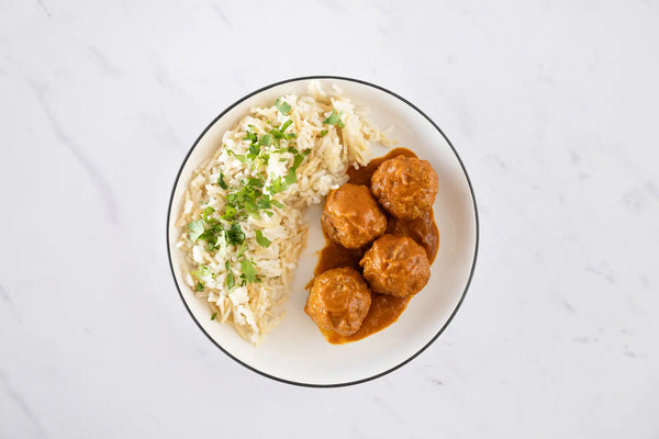 Albóndigas enchipotladas con arroz con fideo