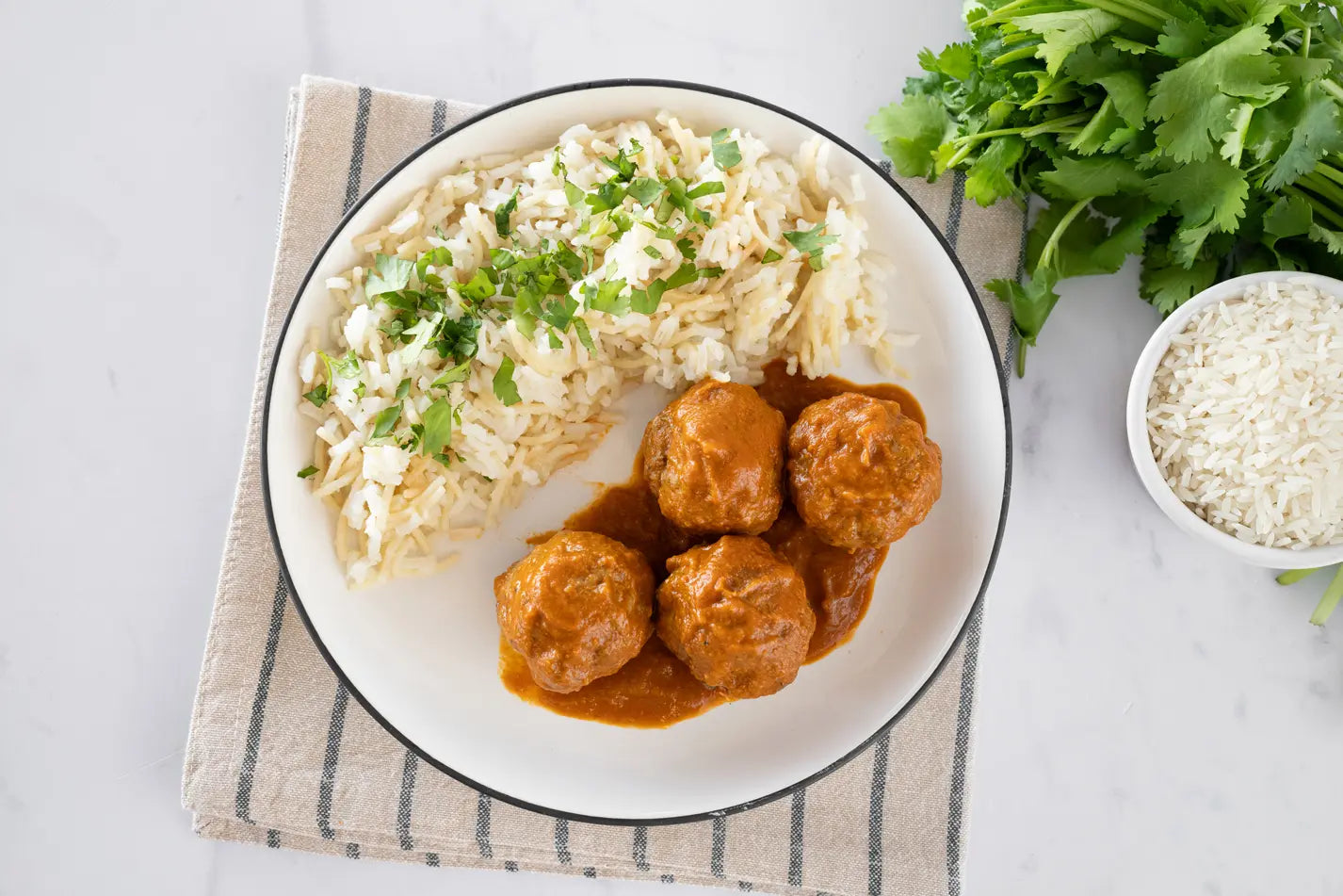 Albóndigas enchipotladas con arroz con fideo