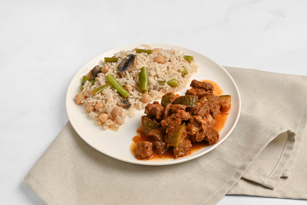 Puntas de res en salsa morita con garbanzo con ejote y arroz