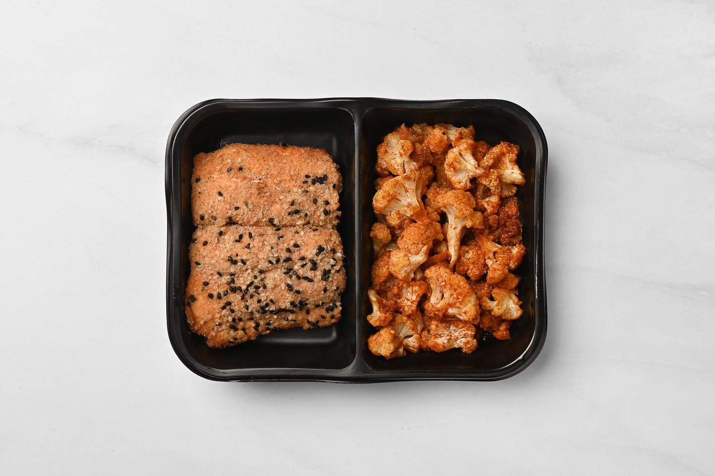 Salmón con costra de ajonjolí y coliflor rostizada
