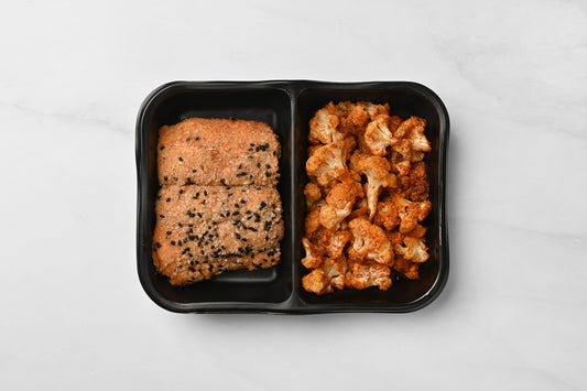 Salmón con costra de ajonjolí y coliflor rostizada