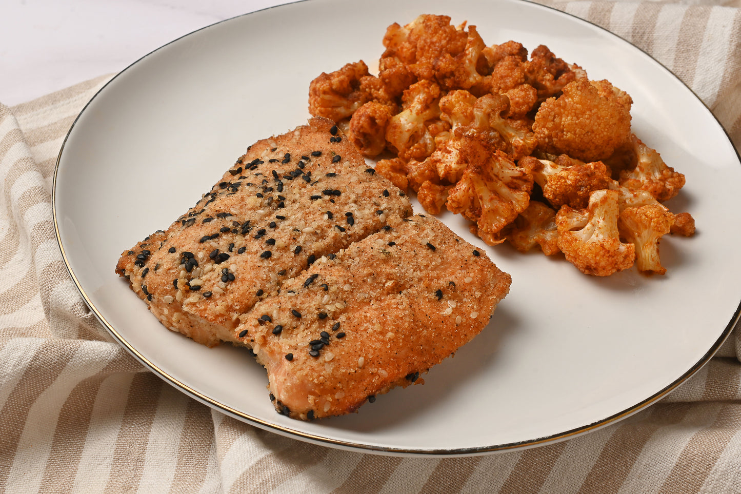 Salmón con costra de ajonjolí y coliflor rostizada