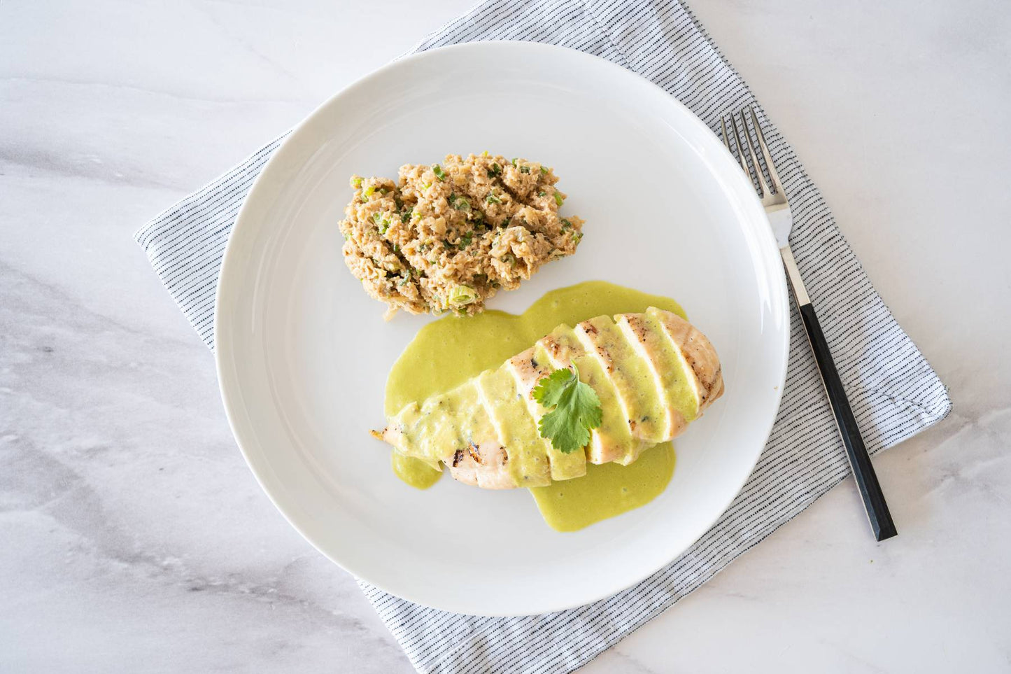 Pollo en salsa de cilantro con arroz de coliflor
