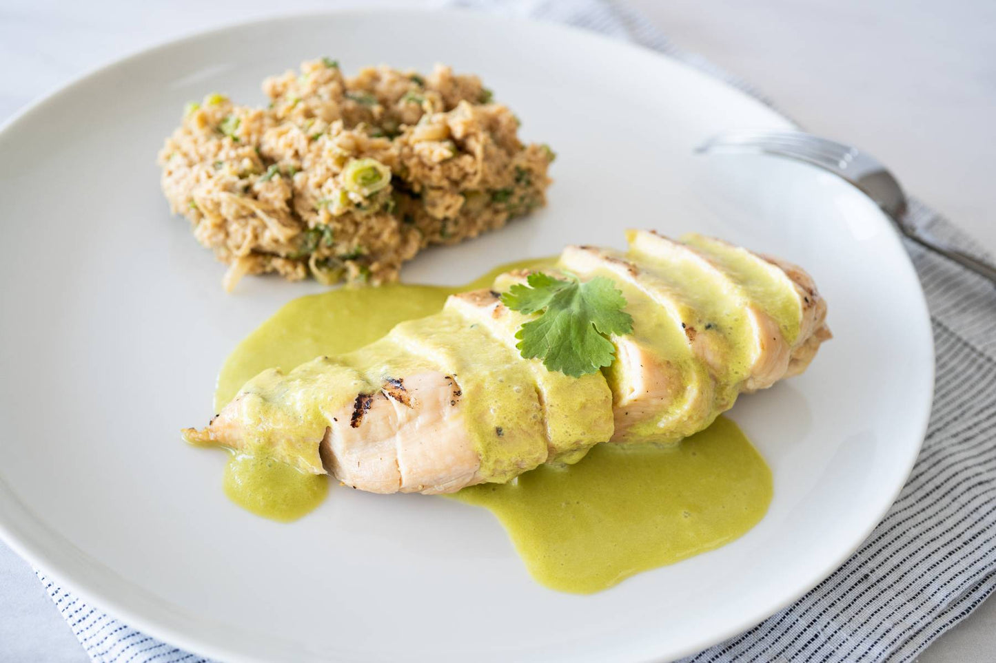 Pollo en salsa de cilantro con arroz de coliflor