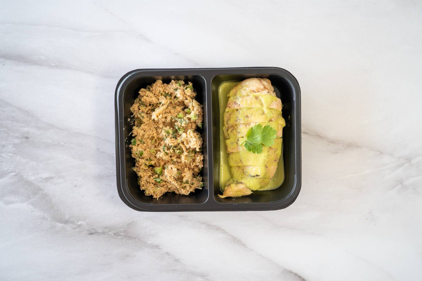 Pollo en salsa de cilantro con arroz de coliflor
