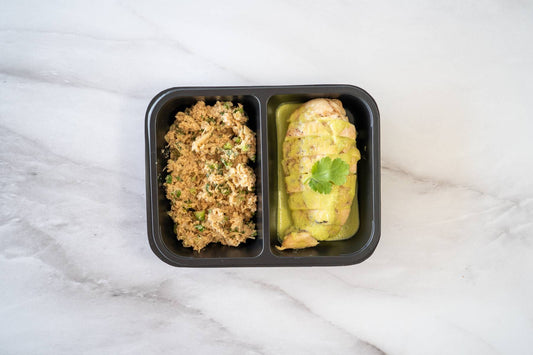 Pollo en salsa de cilantro con arroz de coliflor