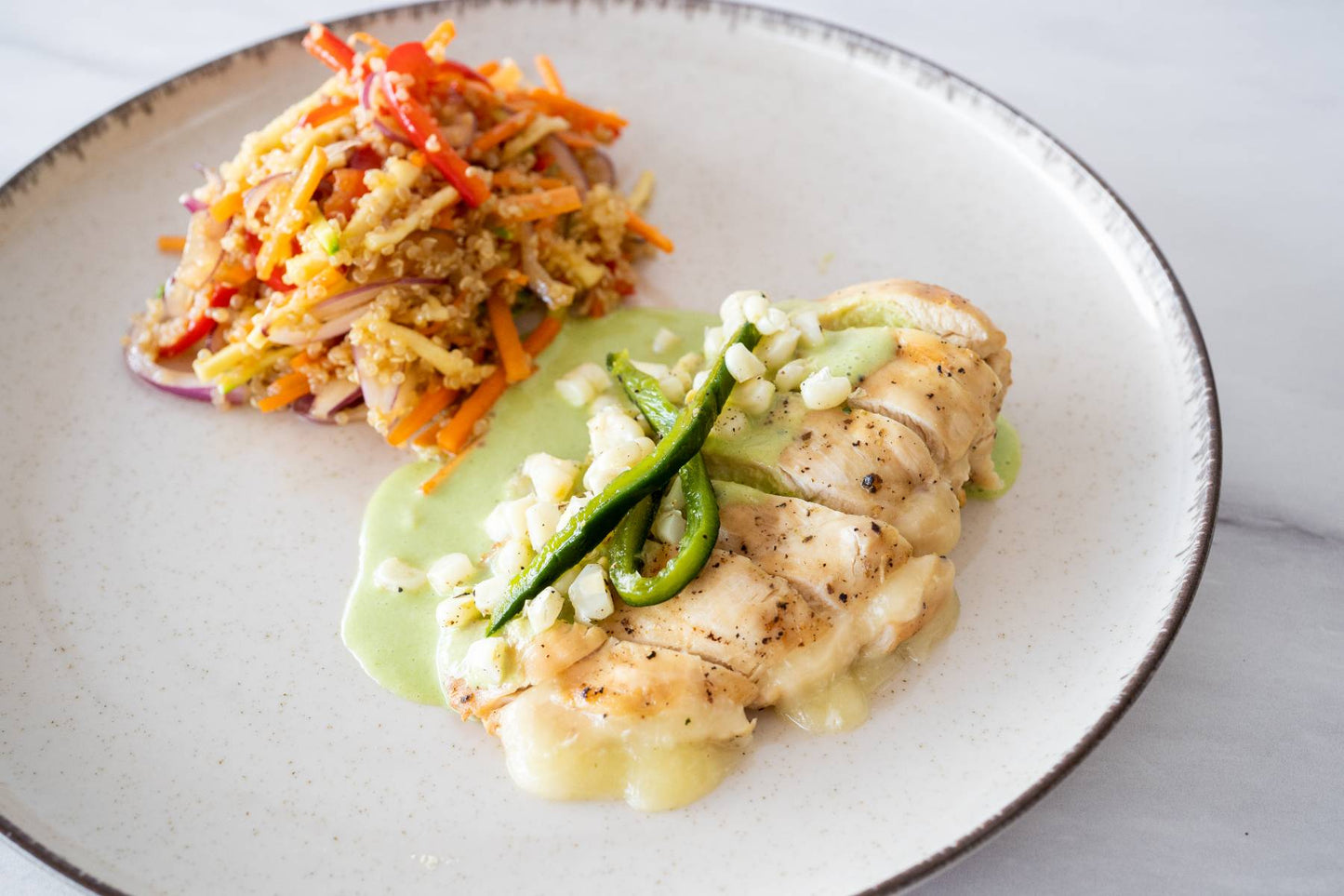 Pollo poblano con quinoa con verduras