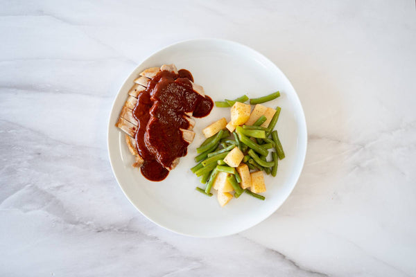 Medallones de cerdo en salsa de tres chiles con ejotes con papa