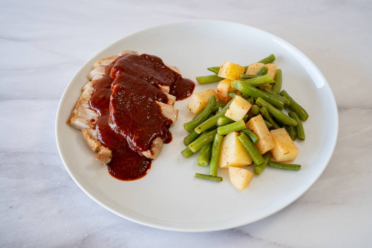 Medallones de cerdo en salsa de tres chiles con ejotes con papa