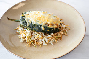 Chile relleno veggie con arroz con fideo