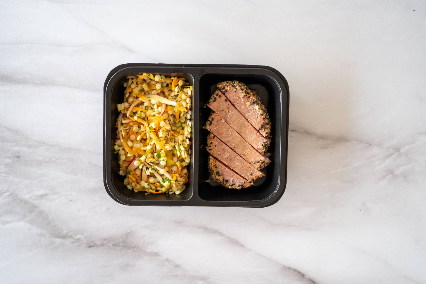 Atún en costra de chipotle con ensalada de pasta con verduras y nuez