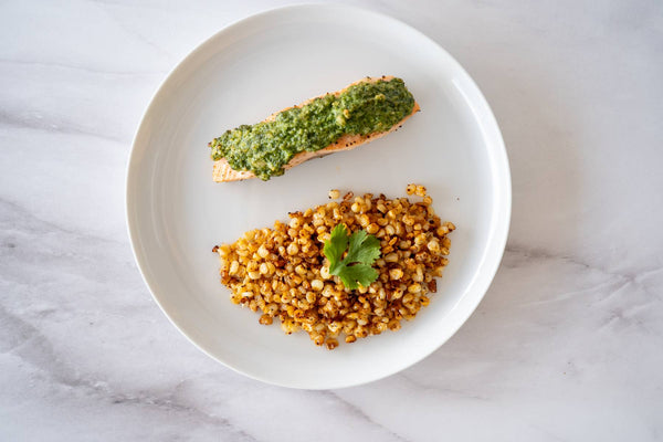 Salmón con kale y elote tatemado