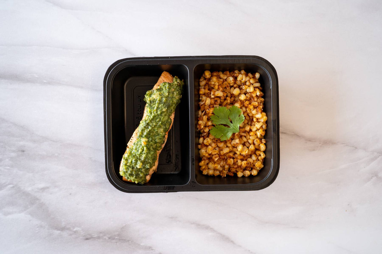 Salmón con kale y elote tatemado